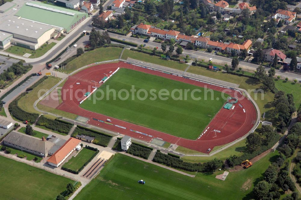 Halberstadt from above - Blick auf den Sportplatz am Rand von Halberstadt. Ihm schließt sich ein Freizeit-und Sportzentrum in der Gebrüder-Rehse-Straße 12, in 38820 Halberstadt, an. Tel.: 0 39 41/ 6 87 80