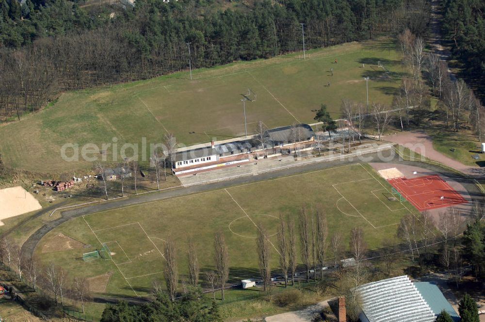 Niemegk from above - Blick auf den Sportplatz Niemegk. Er besteht aus einem großen Spielfeld, zwei kleinen Spielfeldern und einem Basketballplatz. Kontakt: Waldstrasse, 14823 Niemegk, Tel. +49(0)33843 50010