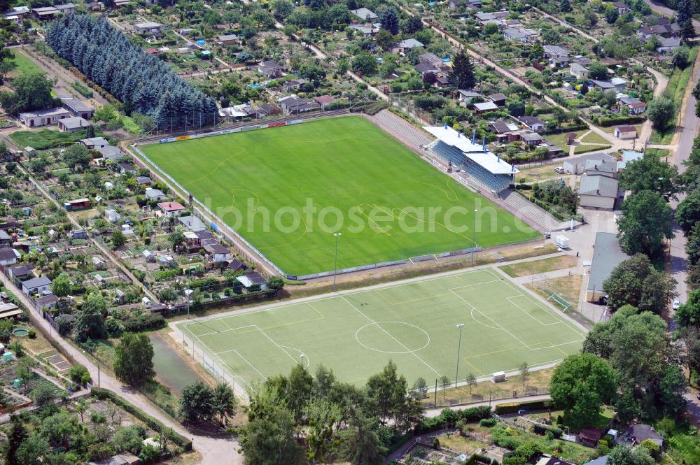 Dessau from the bird's eye view: Blick auf den Sportplatz Schillerpark in Dessau Sachsen-Anhalt. Der Sportplatz ist Heimspielstätte des SV Dessau 05 und hat eine überdachte Tribüne. View at the sports field Schillerpark in Dessau Saxony-Anhalt. The sports ground is the home playground of te SV Dessau 05 and has a roofed tribune.