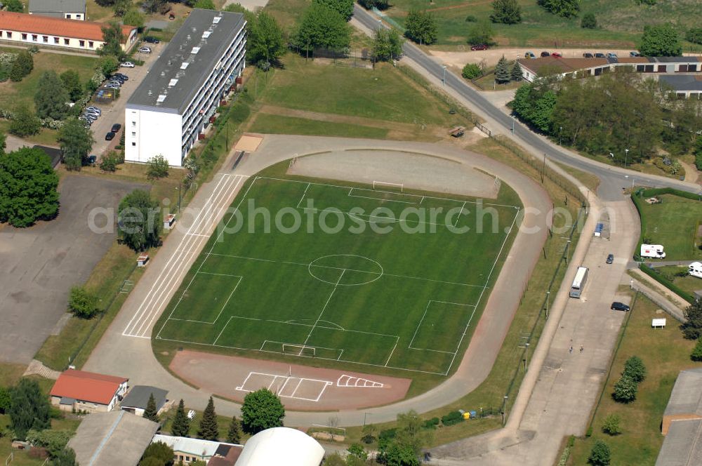 Schwedt from above - Blick auf den Sportplatz des Sportvereins Rotation Schwedt e. V. in Schwedt an der Oder. Schwedt liegt im Landkreis Uckermark in Brandenburg an der polnischen Grenze. Der Sportverein Rotation Schwedt e.V. umfasst die Sportarten Badminton, Fußball, Gymnastik, Schach und Volleyball. Kontakt: Sportverein Rotation Schwedt e. V., Geschäftsstelle Regattastraße 3, Tel. +49 (0) 3332 251 330