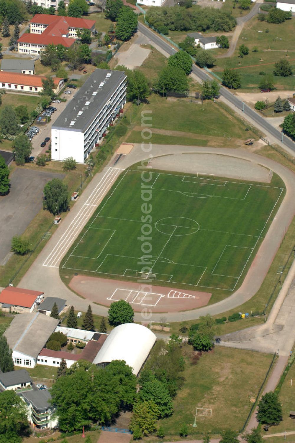 Schwedt from the bird's eye view: Blick auf den Sportplatz des Sportvereins Rotation Schwedt e. V. in Schwedt an der Oder. Schwedt liegt im Landkreis Uckermark in Brandenburg an der polnischen Grenze. Der Sportverein Rotation Schwedt e.V. umfasst die Sportarten Badminton, Fußball, Gymnastik, Schach und Volleyball. Kontakt: Sportverein Rotation Schwedt e. V., Geschäftsstelle Regattastraße 3, Tel. +49 (0) 3332 251 330