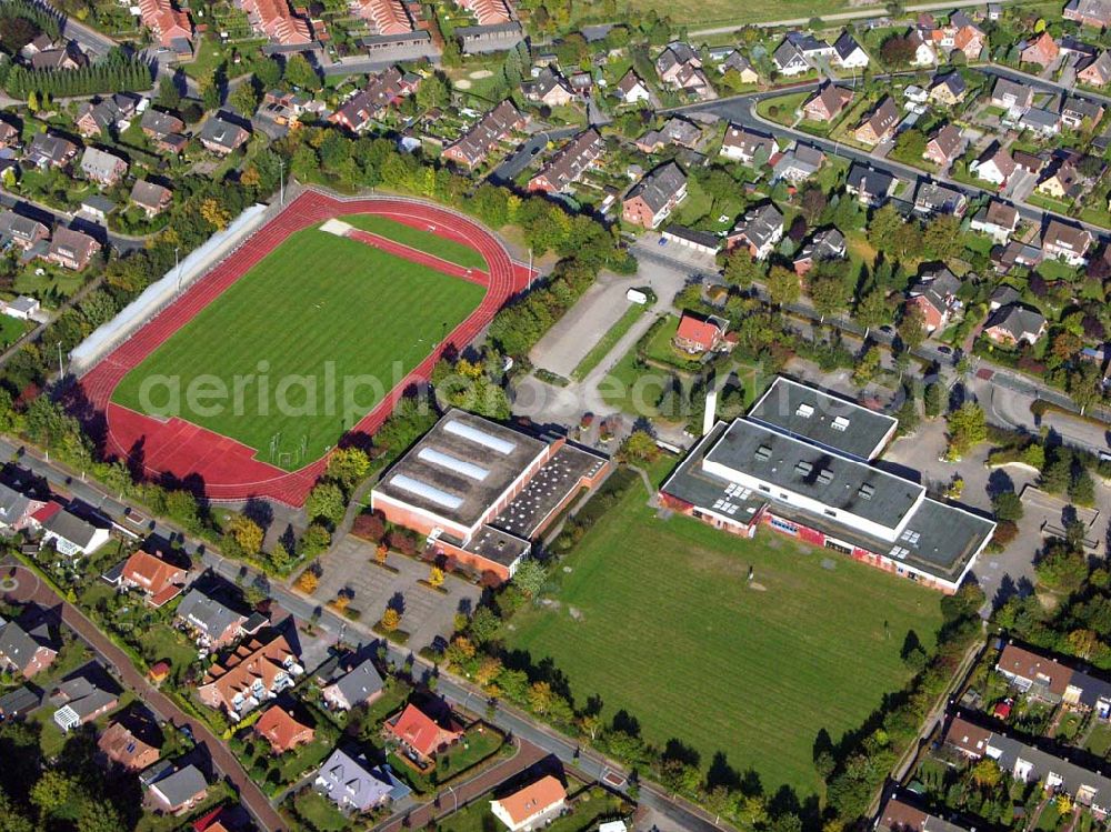 Zeven from above - 18.10.2005; Sportplatz in Zeven. Zeven ist eine Kleinstadt im Landkreis Rotenburg (Wümme) in Niedersachsen. Sie bildet mit den Gemeinden Elsdorf, Gyhum und Heeslingen die Samtgemeinde Zeven.