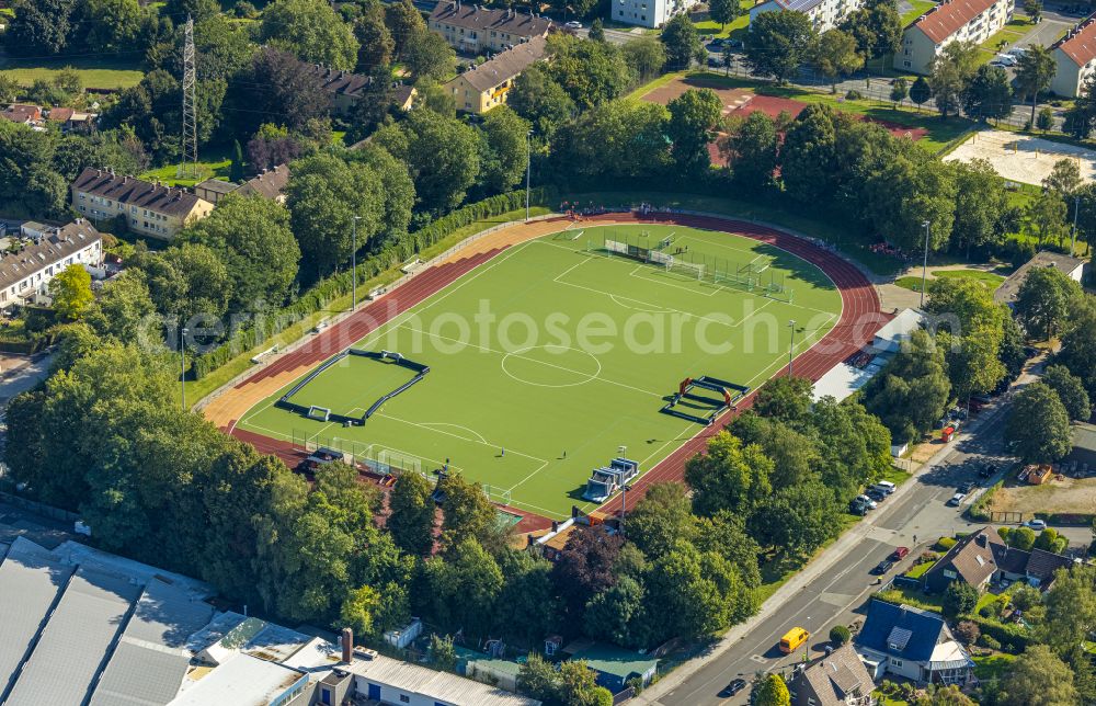 Aerial photograph Schwelm - Ensemble of sports grounds between Jesinghauser Strasse - Steinwegstrasse - Am Ochsenkonp in Schwelm in the state North Rhine-Westphalia, Germany