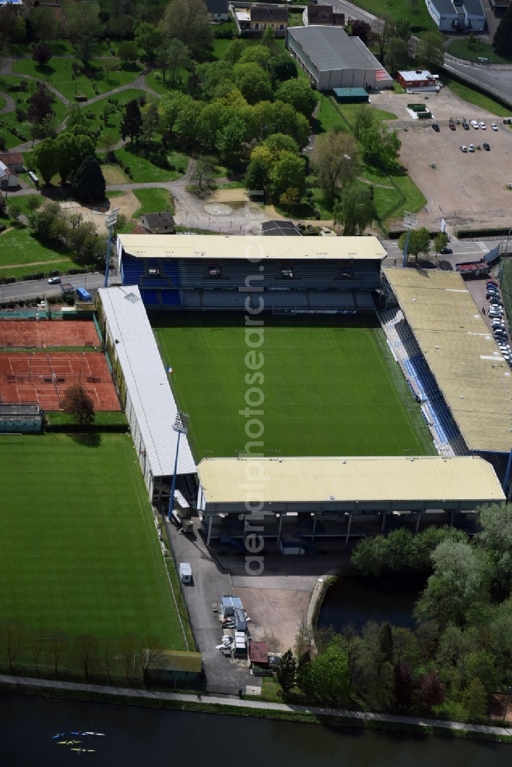 Auxerre from the bird's eye view: Sports facility grounds of the Arena stadium Stade de l'Abbe-Deschamps Route de Vaux in Auxerre in Bourgogne Franche-Comte, France