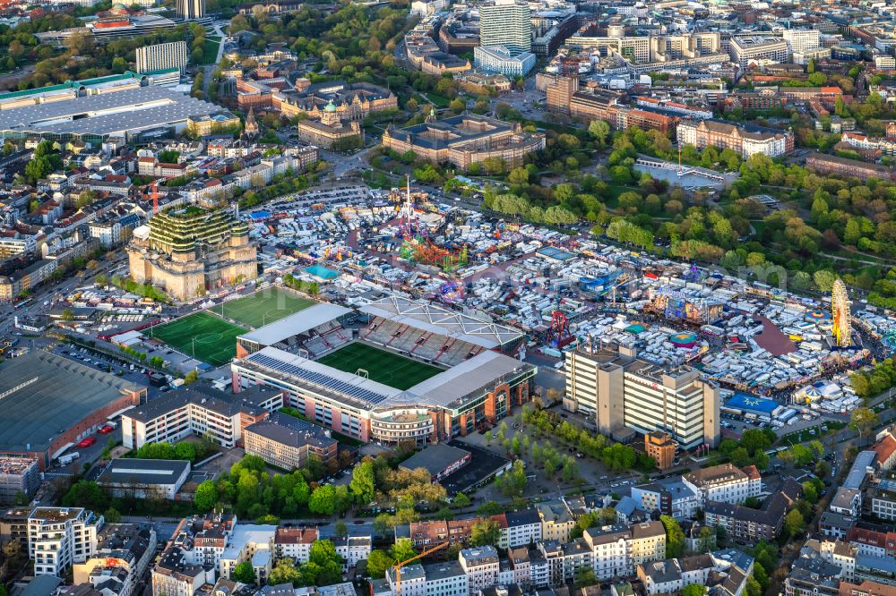 Aerial photograph Hamburg - Sports facility grounds of the arena of the stadium Millerntor- Stadion in am Heiligengeistfeld in the St. Pauli district in Hamburg, Germany