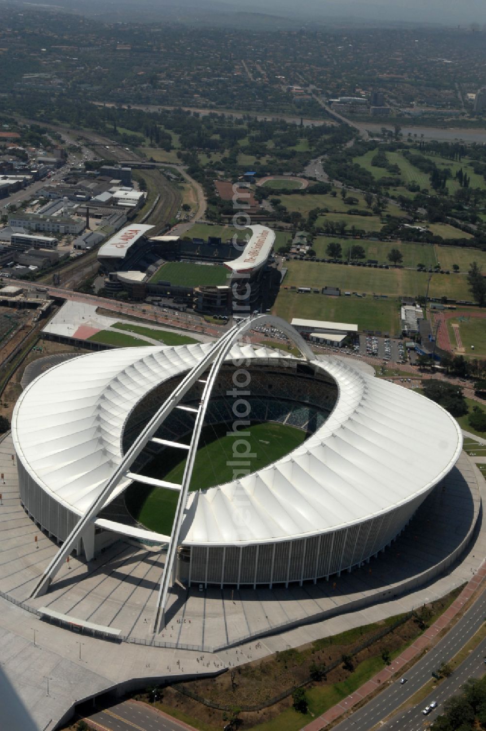 Aerial photograph Durban - Sports facility area of the arena of the stadium Moses Mabhida Stadium in Kings Park on Masabalala Yengwa Avenue in the district of Stamford Hill in Durban in KwaZulu-Natal, South Africa