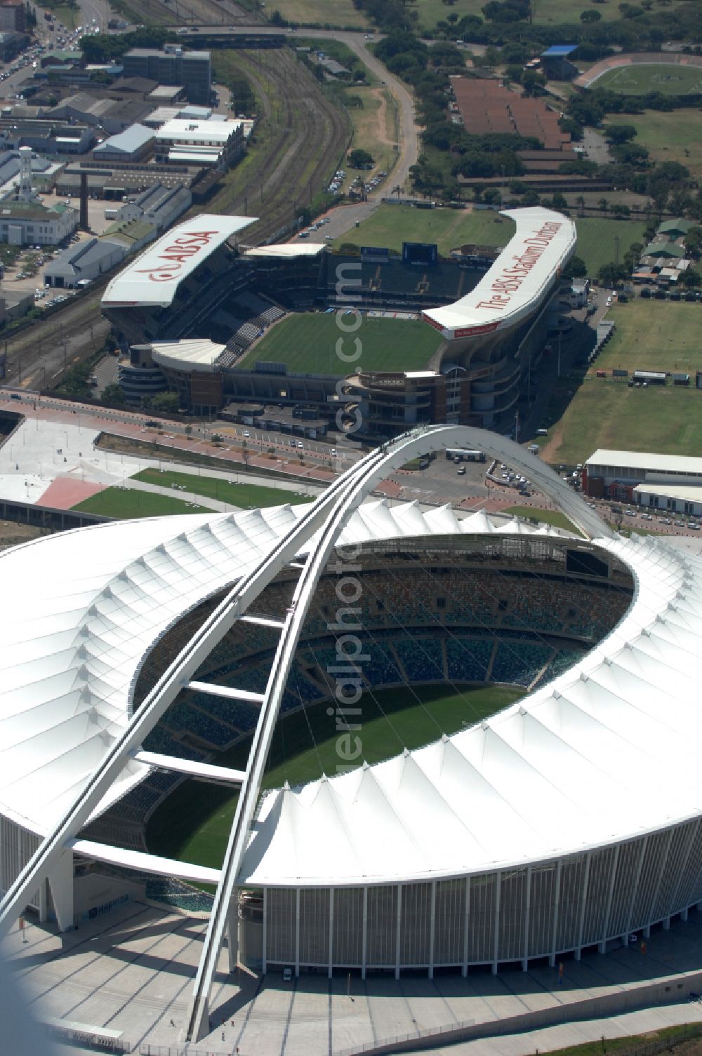 Aerial photograph Durban - Sports facility area of the arena of the stadium Moses Mabhida Stadium in Kings Park on Masabalala Yengwa Avenue in the district of Stamford Hill in Durban in KwaZulu-Natal, South Africa