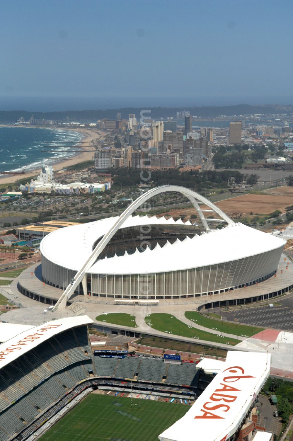 Aerial photograph Durban - Sports facility area of the arena of the stadium Moses Mabhida Stadium in Kings Park on Masabalala Yengwa Avenue in the district of Stamford Hill in Durban in KwaZulu-Natal, South Africa