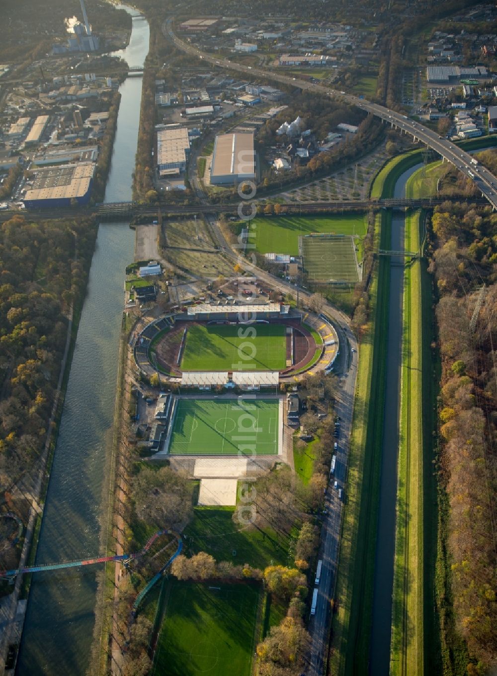 Aerial photograph Oberhausen - Sports facility grounds of the Arena stadium Stadion Niederrhein on Lindnerstrasse in Oberhausen in the state North Rhine-Westphalia