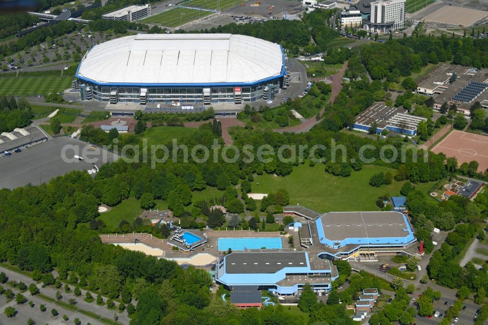 Aerial photograph Gelsenkirchen - Sports facility grounds of the Arena stadium VELTINS-Arena with dem Freizeitzentrum Sport-Paradies in Gelsenkirchen in the state North Rhine-Westphalia, Germany