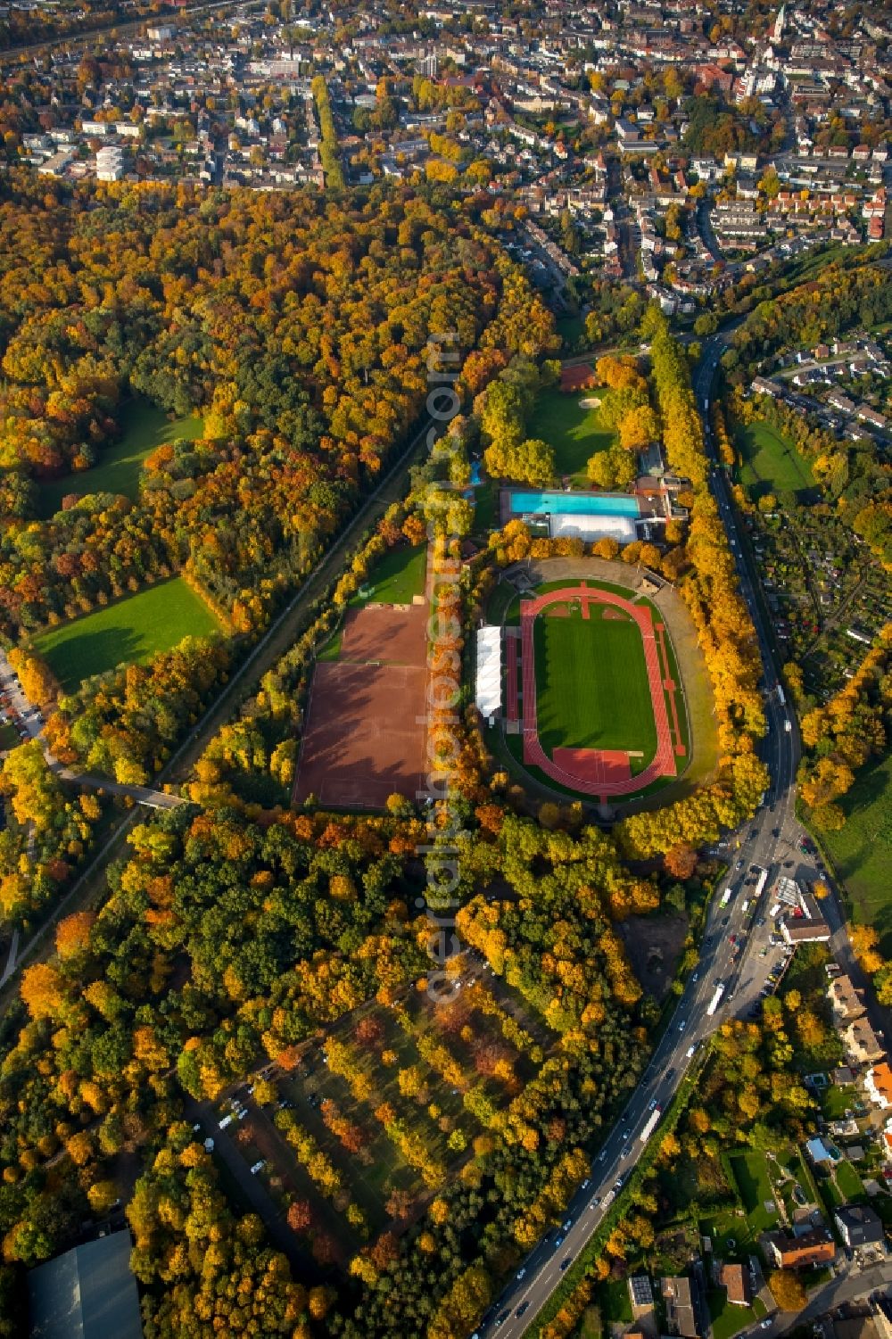 Aerial image Gladbeck - Sports facility center from Wittringen stadium and the swimming pool Gladbeck in Gladbeck in North Rhine-Westphalia