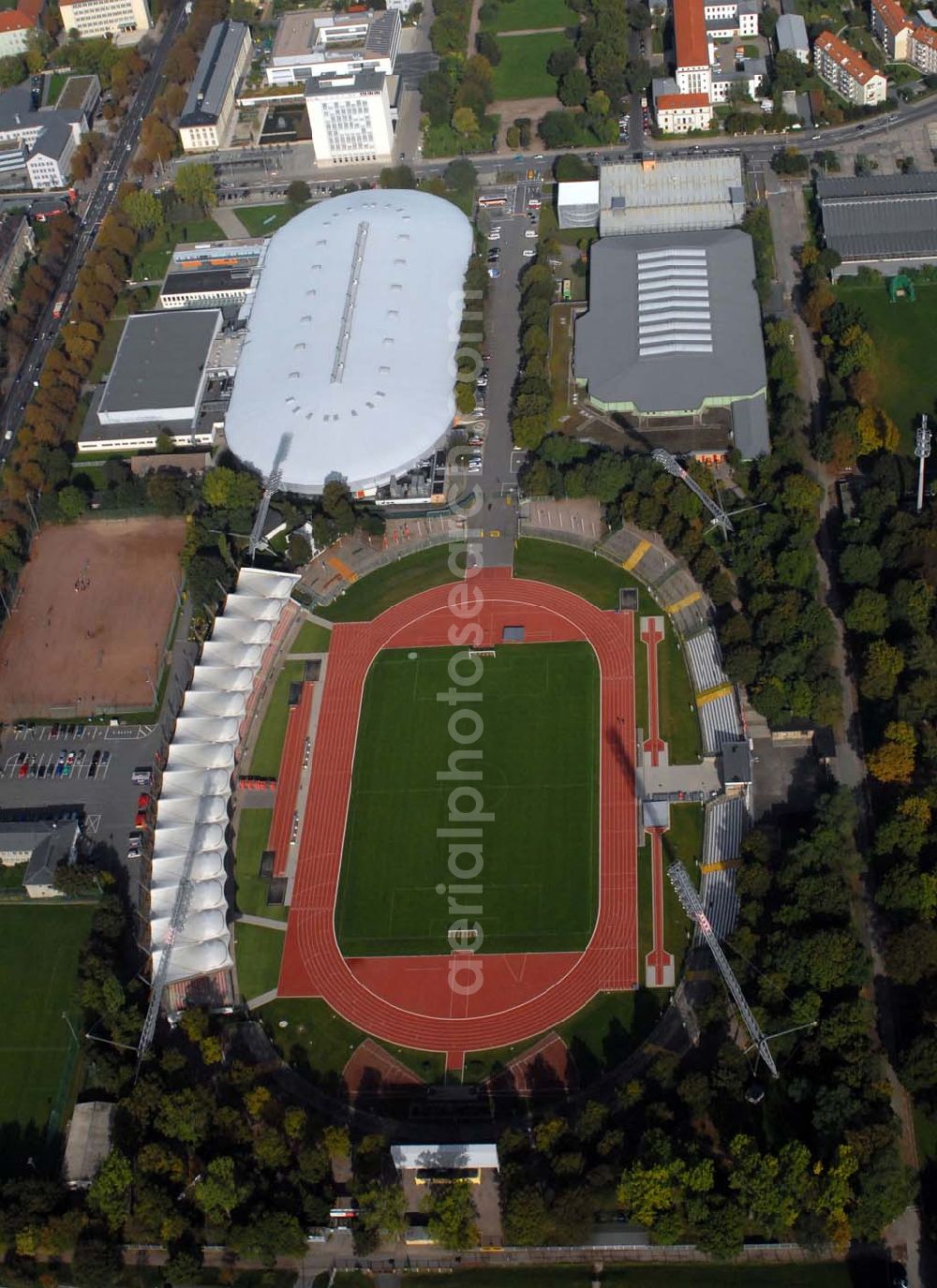 Erfurt from the bird's eye view: Blick auf das Sportzentrum Erfurt-Süd. Auf dem Gelände befinden sich das Eissportzentrum, das Steigerwaldstadion sowie weitere Anlagen für Leichtathletik und Fußball. Kontakt: Steigerwaldstadion, Arnstädter Straße 55, 99096 Erfurt; Betriebsstellenleiter Herr Debuch, Tel.: 03 61/655 46 20