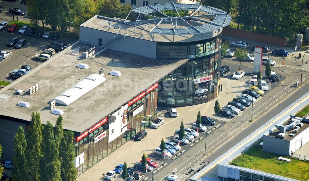 Berlin Friedrichshain from the bird's eye view: Das Autohaus Spree Automobil-Vertriebs GmbH & Co. KG in Berlin Friedrichshain ist auf Toyota spezialisiert. The car dealer Spree Automobil-Vertriebs GmbH & Co. KG in the district of Friedrichshain specialized on Toyota cars.