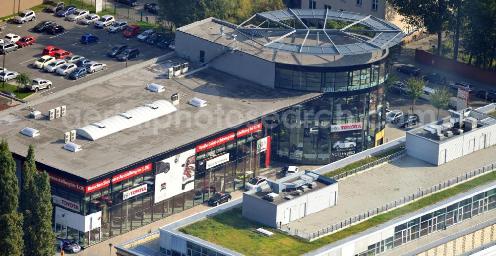 Aerial image Berlin Friedrichshain - Das Autohaus Spree Automobil-Vertriebs GmbH & Co. KG in Berlin Friedrichshain ist auf Toyota spezialisiert. The car dealer Spree Automobil-Vertriebs GmbH & Co. KG in the district of Friedrichshain specialized on Toyota cars.