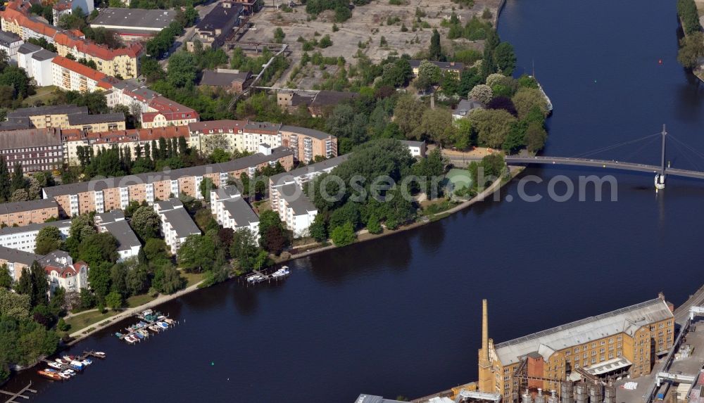 Aerial photograph Berlin OT Schöneweide - View of the Spree in Berlin in the district Schoeneweide