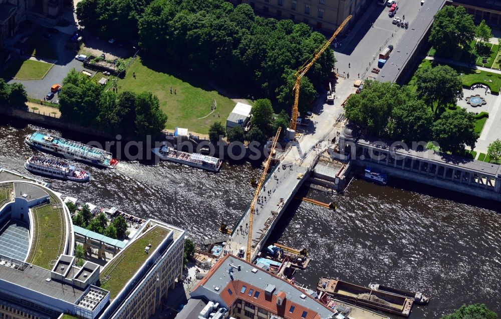 Berlin from the bird's eye view: View of the Spree in Mitte in Berlin in the homonymous state