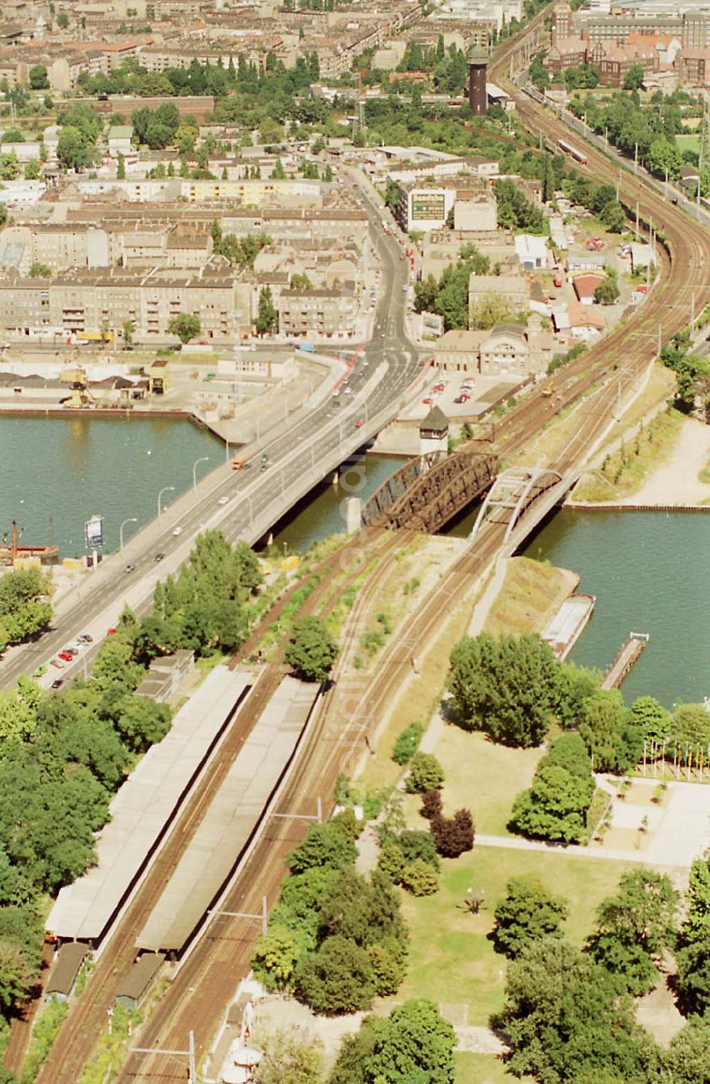 Berlin Treptow from the bird's eye view: 09.08.1995 Spreeübergang Elsenbrücke, Bahnviaduk am Treptower Park