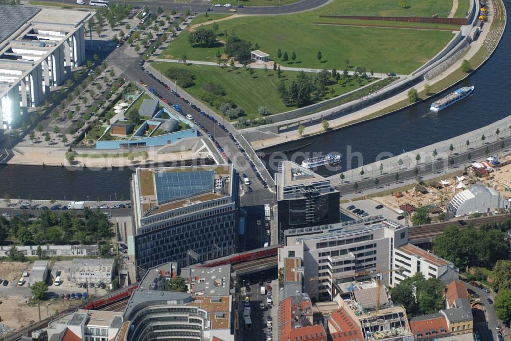 Berlin from the bird's eye view: Blick auf das Spreeufer und die Konrad-Adenauer-Straße.