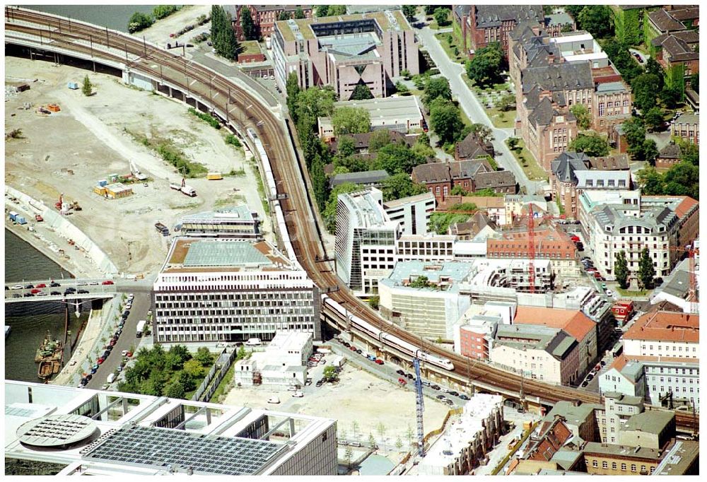 Aerial image Berlin - 03.06.2004 Berlin Tiergarten - Mitte Baustellen von Büro- und Geschäftshäusern an der Rheinhardtstraße am Spreebogen in Berlin - Tiergarten - Mitte