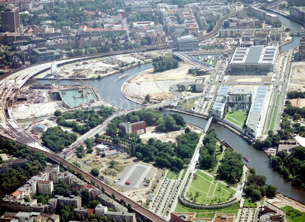 Berlin - Tiergarten from above - Spreebogen mit dem Lehrter Bahnhof am Berliner Reichstag.