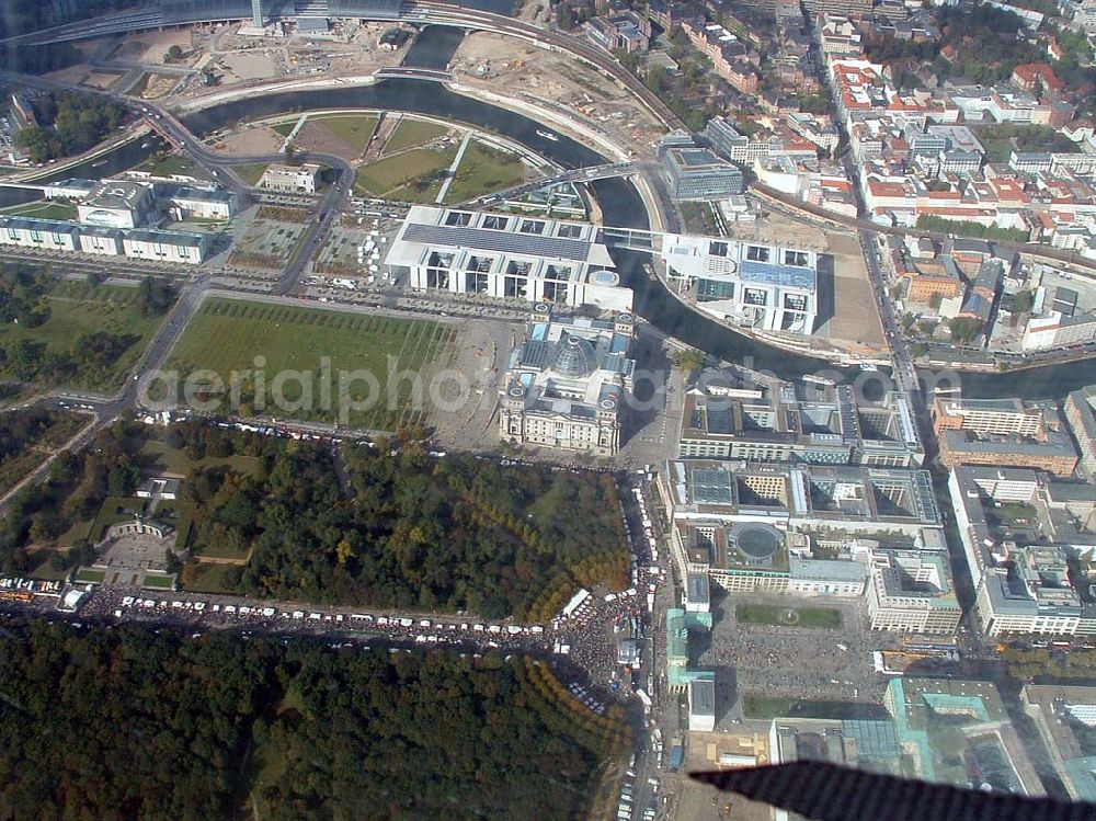 Berlin from above - Spreebogen und Regierungsviertel mit dem reichstag im Berliner Tiergarten.