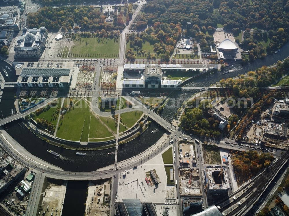 Berlin from the bird's eye view: View of the Spreebogenpark on the river Spree in the Tiergarten part of Berlin. The park is located in close proximity to the Reichstag building, the seat of the chancellor, the swiss embassy and Berlin main station