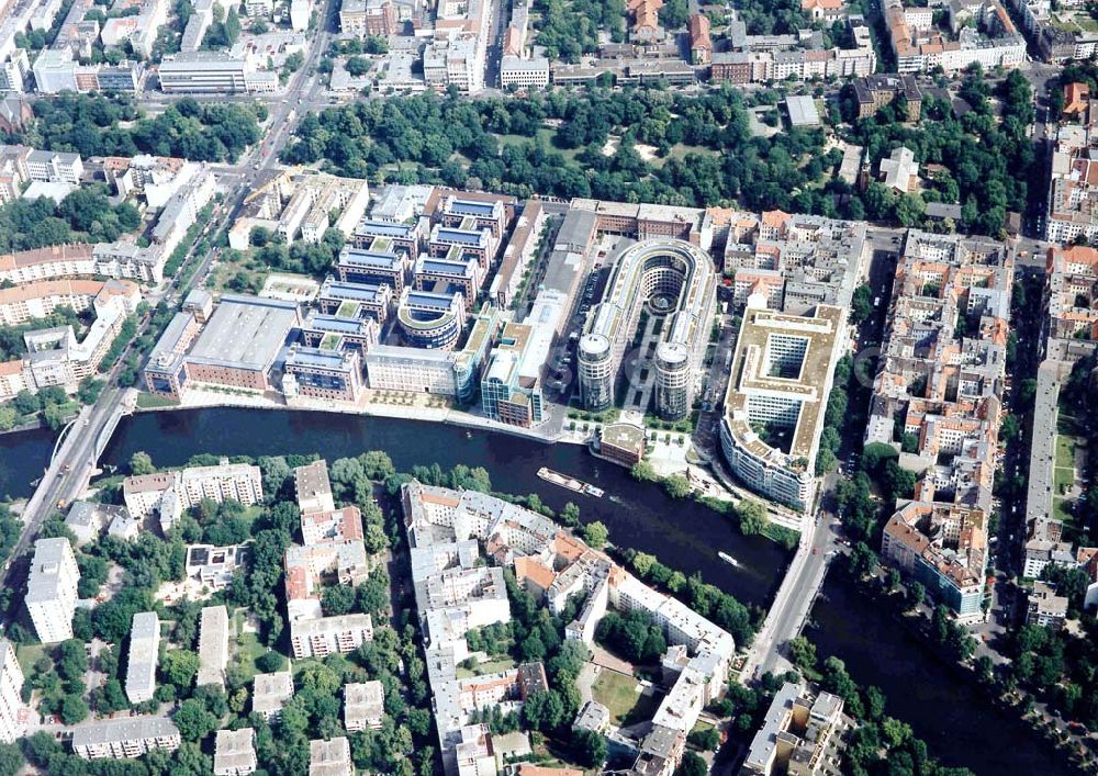 Berlin-Moabit from the bird's eye view: Spreebogens mit Freiberger-Bürokomplex (Innenministerium) in Berlin-Moabit.