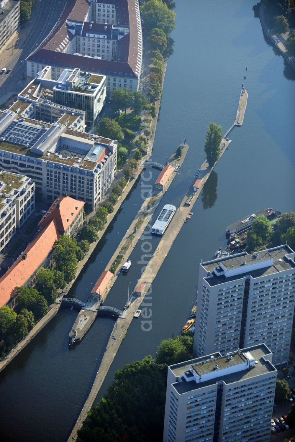 Aerial photograph Berlin - View of the lock of the river Spree in Berlin