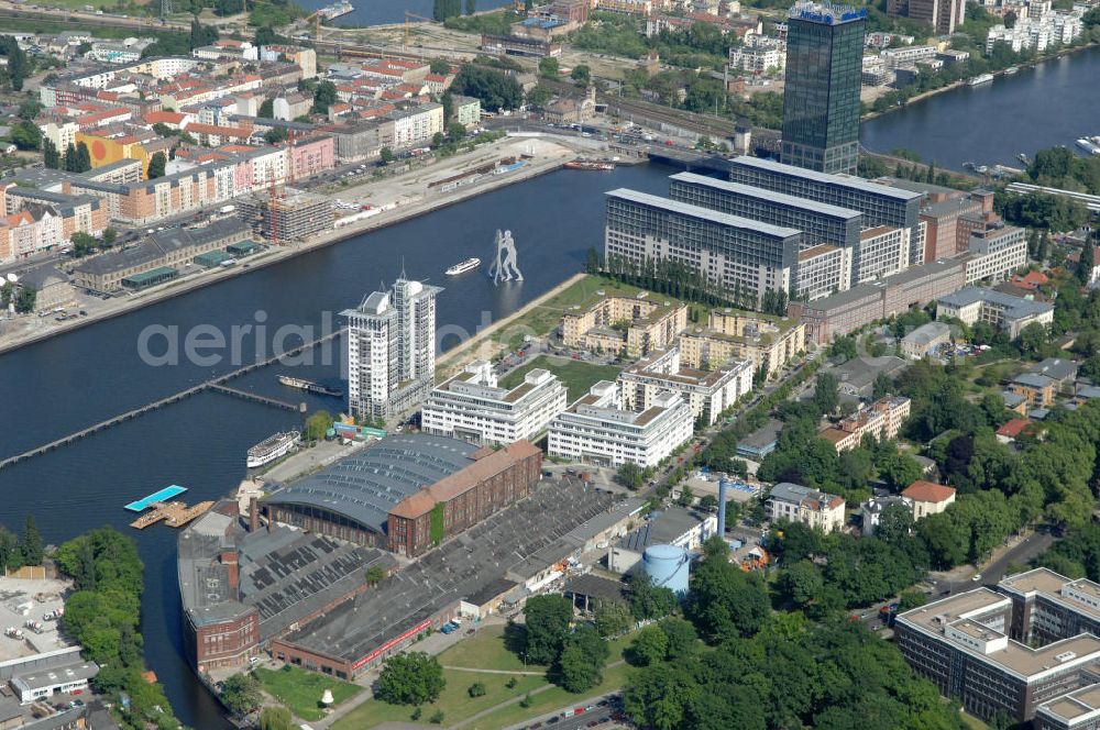 Aerial photograph Berlin - Blick auf das Spreeufer vor der Oberbaumbrücke in Berlin-Treptow. Mit im Bild die Statue Molecule Man und die Treptowers. Im Vordergrund das Veranstaltungsgelände Arena Berlin am Flutgarben. Kontakt: