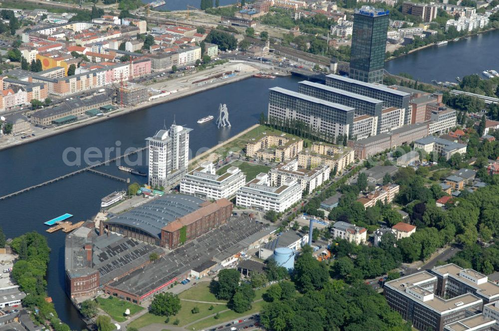 Berlin from above - Blick auf das Spreeufer vor der Oberbaumbrücke in Berlin-Treptow. Mit im Bild die Statue Molecule Man und die Treptowers. Im Vordergrund das Veranstaltungsgelände Arena Berlin am Flutgarben. Kontakt: