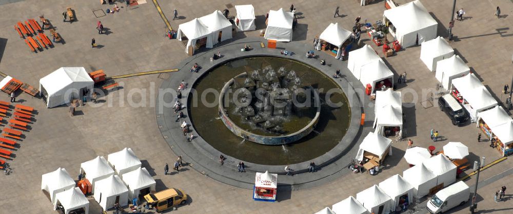 Aerial image Berlin - Frühjahrsstimmung am Springbrunnen auf dem Alexanderplatz in Berlin-Mitte. Spring mood at the fountain on Alexanderplatz in Berlin-Mitte.