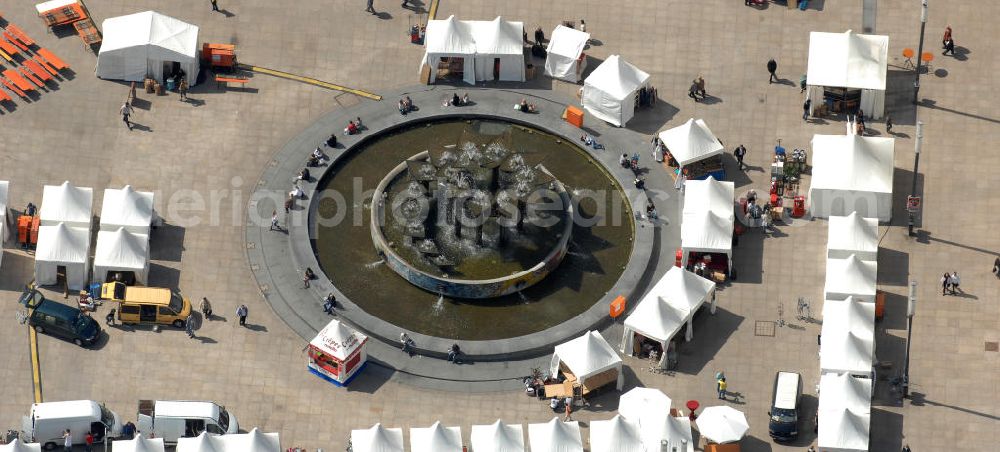 Aerial photograph Berlin - Frühjahrsstimmung am Springbrunnen auf dem Alexanderplatz in Berlin-Mitte. Spring mood at the fountain on Alexanderplatz in Berlin-Mitte.