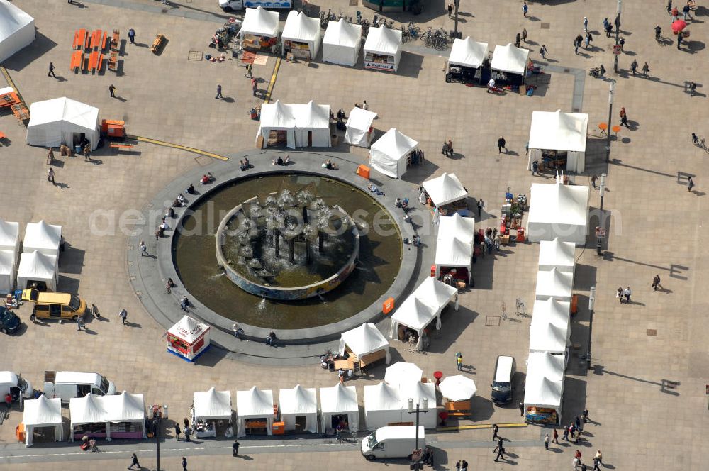 Berlin from above - Frühjahrsstimmung am Springbrunnen auf dem Alexanderplatz in Berlin-Mitte. Spring mood at the fountain on Alexanderplatz in Berlin-Mitte.