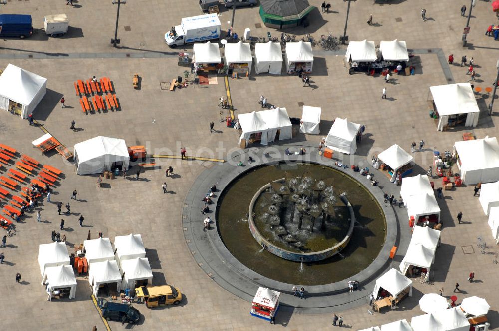 Berlin from the bird's eye view: Frühjahrsstimmung am Springbrunnen auf dem Alexanderplatz in Berlin-Mitte. Spring mood at the fountain on Alexanderplatz in Berlin-Mitte.