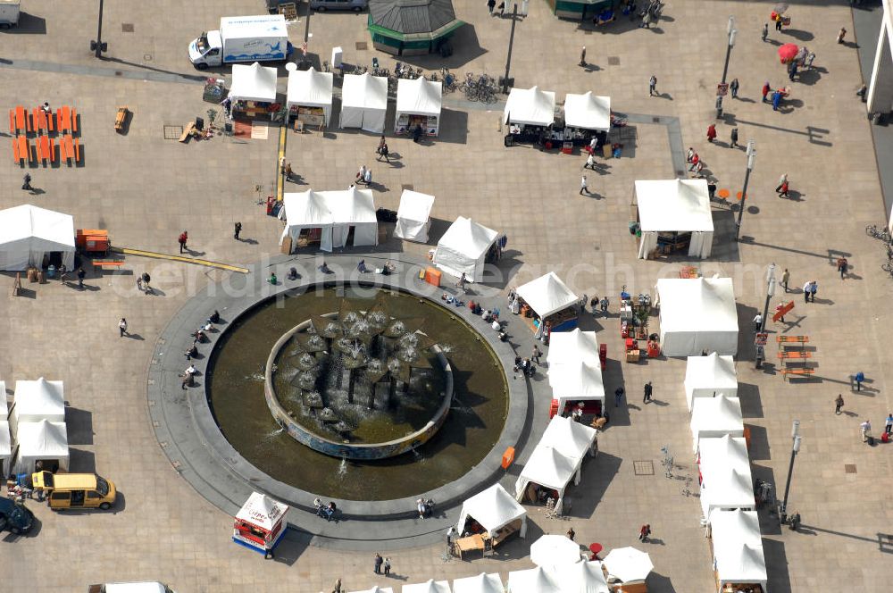 Aerial image Berlin - Frühjahrsstimmung am Springbrunnen auf dem Alexanderplatz in Berlin-Mitte. Spring mood at the fountain on Alexanderplatz in Berlin-Mitte.