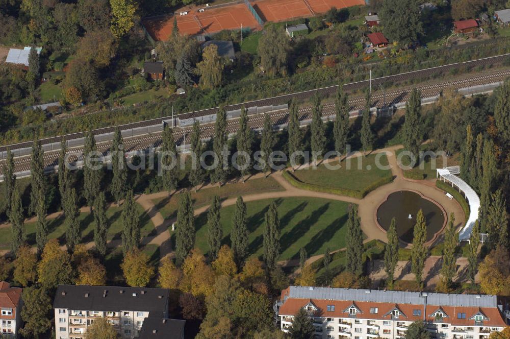 Berlin from above - Blick auf den großen einstrahligen Springbrunnen am Bernkastler Platz (Lankwitz) in 12247 Berlin. Das ovale Klinkerbecken mit ausgeschwungenem Sitzrand wird von einer gepflegten Grünanlage mit Pergolen, Bänken und Skulpturen umgeben. In der Mitte des Beckens sprudelt eine einstrahlige Fontäne. Die wegen Reparaturbedürftigkeit sehr lange Zeit stillgelegte Anlage ist seit 2007 wieder in Betrieb. Der Brunnen ist 26 Meter lang, 22 Meter breit und 0,4 Meter hoch (Ziegelmauer). Der Brunnen wurde um das Jahr 1910 erbaut.