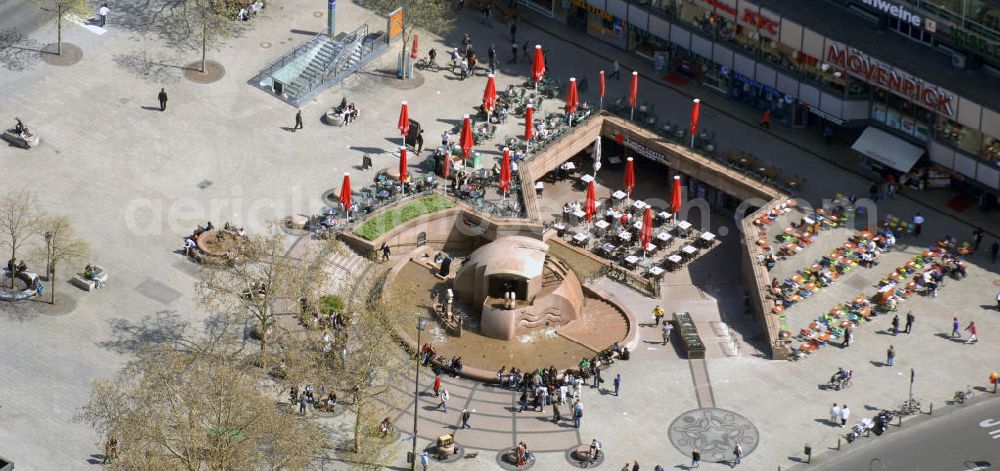 Aerial photograph Berlin - Frühjahrsstimmung am Springbrunnen auf dem Breitscheidplatz in Berlin-Charlottenburg. Spring mood at the fountain on Breitscheidplatz in Berlin-Charlottenburg.