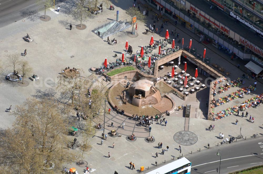 Berlin from above - Frühjahrsstimmung am Springbrunnen auf dem Breitscheidplatz in Berlin-Charlottenburg. Spring mood at the fountain on Breitscheidplatz in Berlin-Charlottenburg.