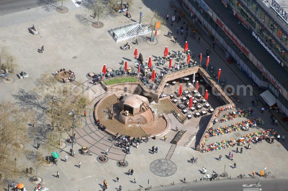 Berlin from the bird's eye view: Frühjahrsstimmung am Springbrunnen auf dem Breitscheidplatz in Berlin-Charlottenburg. Spring mood at the fountain on Breitscheidplatz in Berlin-Charlottenburg.