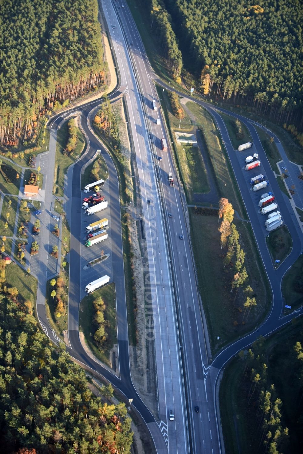 Spreenhagen from the bird's eye view: Track construction on the Routing and traffic lanes during the motorway service station and parking lot of the BAB A 12 E30 fuer LKW Lastkraftfahrzeuge im Gueterverkehr in Spreenhagen in the state Brandenburg