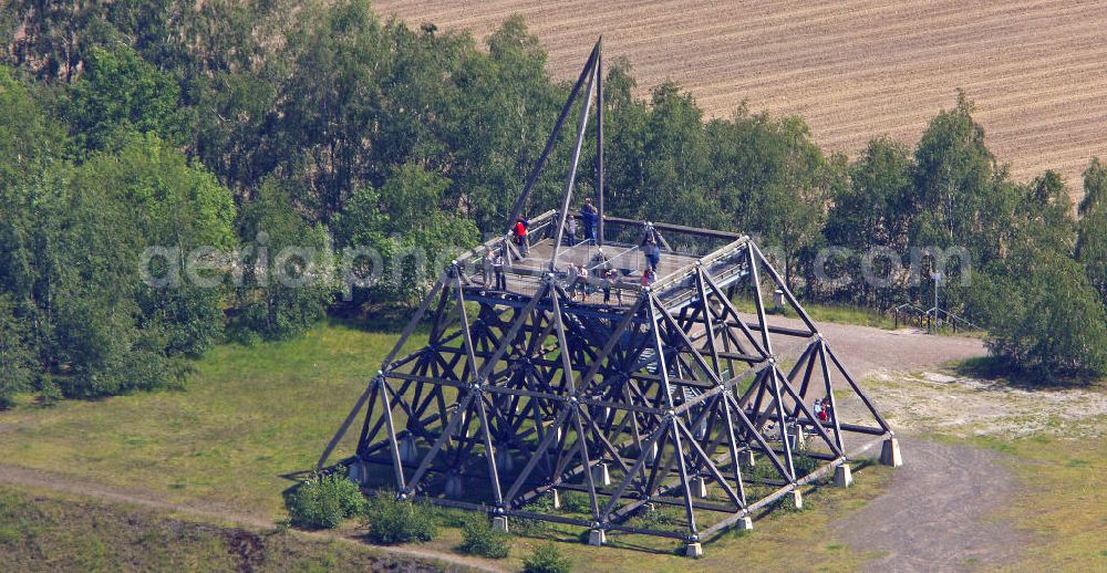 Waltrop from the bird's eye view: Blick auf den Spurwerkturm auf dem Gelände der Zeche Waltrop. Der Künstler Jan Bormann errichtete aus rund 1000m Spurlatten auf der Bergehalde der ehemaligen Zeche Waltrop eine begehbare Turmkonstruktion. View of the track tower on the site Colliery Waltrop. The artist Jan Bormann built from 1000m track beams which lead the track of the mining cages a walk-tower structure.