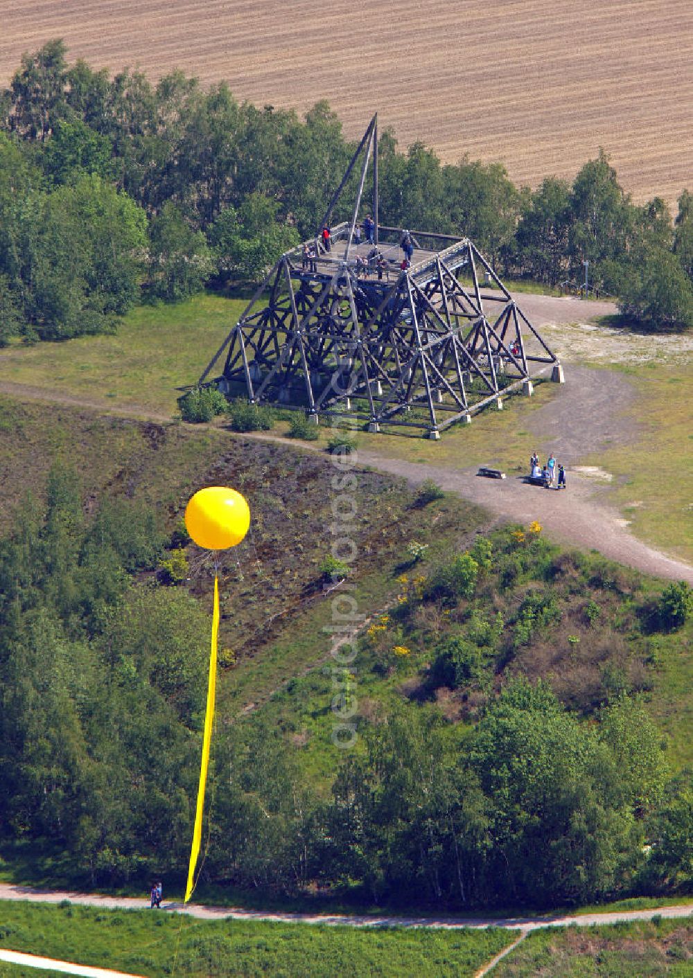 Aerial image Waltrop - Blick auf den Spurwerkturm auf dem Gelände der Zeche Waltrop. Der Künstler Jan Bormann errichtete aus rund 1000m Spurlatten auf der Bergehalde der ehemaligen Zeche Waltrop eine begehbare Turmkonstruktion. View of the track tower on the site Colliery Waltrop. The artist Jan Bormann built from 1000m track beams which lead the track of the mining cages a walk-tower structure.