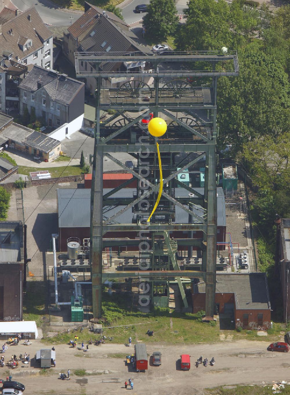 Aerial photograph Dortmund - Blick auf gelbe Ballons der Aktion Schachtzeichen über dem Werksgelände der Zeche Gneisenau anläßlich der Ruhr 2010. 311 gelbe Ballone auf 4400 Quadratkilometern bilden derzeit die größte Kunstinstallation der Welt über dem Ruhrgebiet. View of yellow balloons on the signs of the operation shaft premises of the Zeche Gneisenau during the Ruhr 2010th 311 yellow balloons at 4400 square kilometers are currently the largest art installation in the world over the Ruhr.