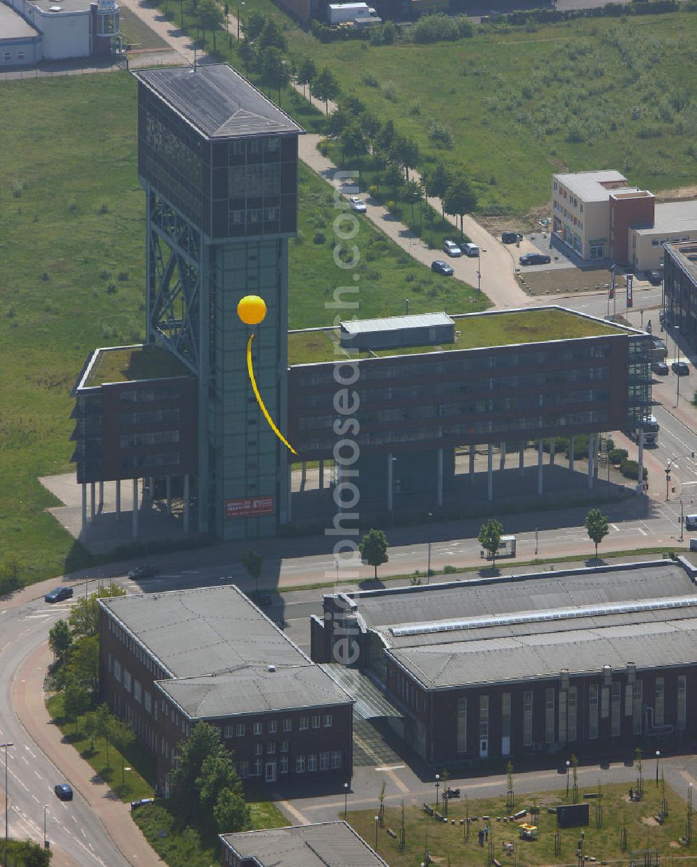 Dortmund from above - Blick auf gelbe Ballons der Aktion Schachtzeichen über dem Werksgelände der Zeche Gneisenau anläßlich der Ruhr 2010. 311 gelbe Ballone auf 4400 Quadratkilometern bilden derzeit die größte Kunstinstallation der Welt über dem Ruhrgebiet. View of yellow balloons on the signs of the operation shaft premises of the Zeche Gneisenau during the Ruhr 2010th 311 yellow balloons at 4400 square kilometers are currently the largest art installation in the world over the Ruhr.