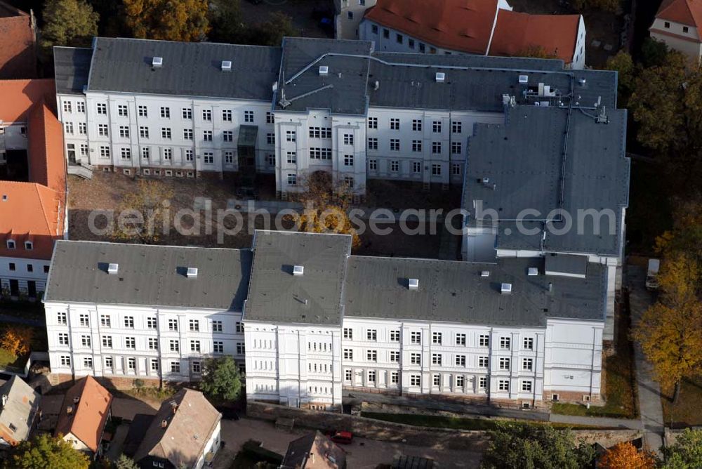 Aerial image Meißen - Blick auf die älteste Meißner Kirche St. Afra und das abgeschlossene Viertel, die Freiheit. Dort oben über der Stadt siedelten sich im Mittelalter der Adel und die hohe Geistlichkeit der Mark Meißen an. Ihre befestigten Häuser und Höfe bildeten dieses Viertel. Auch heute ist dieser Stadtteil besonders reizvoll.