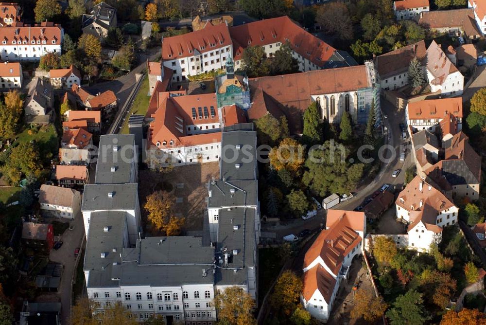 Aerial photograph Meißen - Blick auf die älteste Meißner Kirche St. Afra und das abgeschlossene Viertel, die Freiheit. Dort oben über der Stadt siedelten sich im Mittelalter der Adel und die hohe Geistlichkeit der Mark Meißen an. Ihre befestigten Häuser und Höfe bildeten dieses Viertel. Auch heute ist dieser Stadtteil besonders reizvoll.