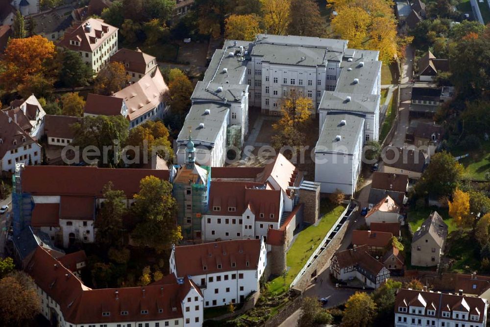 Meißen from above - Blick auf die älteste Meißner Kirche St. Afra und das abgeschlossene Viertel, die Freiheit. Dort oben über der Stadt siedelten sich im Mittelalter der Adel und die hohe Geistlichkeit der Mark Meißen an. Ihre befestigten Häuser und Höfe bildeten dieses Viertel. Auch heute ist dieser Stadtteil besonders reizvoll.