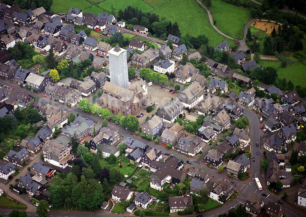 Aerial photograph Schmallenberg - Errichtung des neuen Kirchturms der katholischen St.-Alexan der-Kirche. Die ältesten Teile der Kirche stammen aus dem 13. Jahrhundert. Construction of the new steeple of the Catholic Church of St. Alexan der. The oldest parts of the church date from the 13th Century.