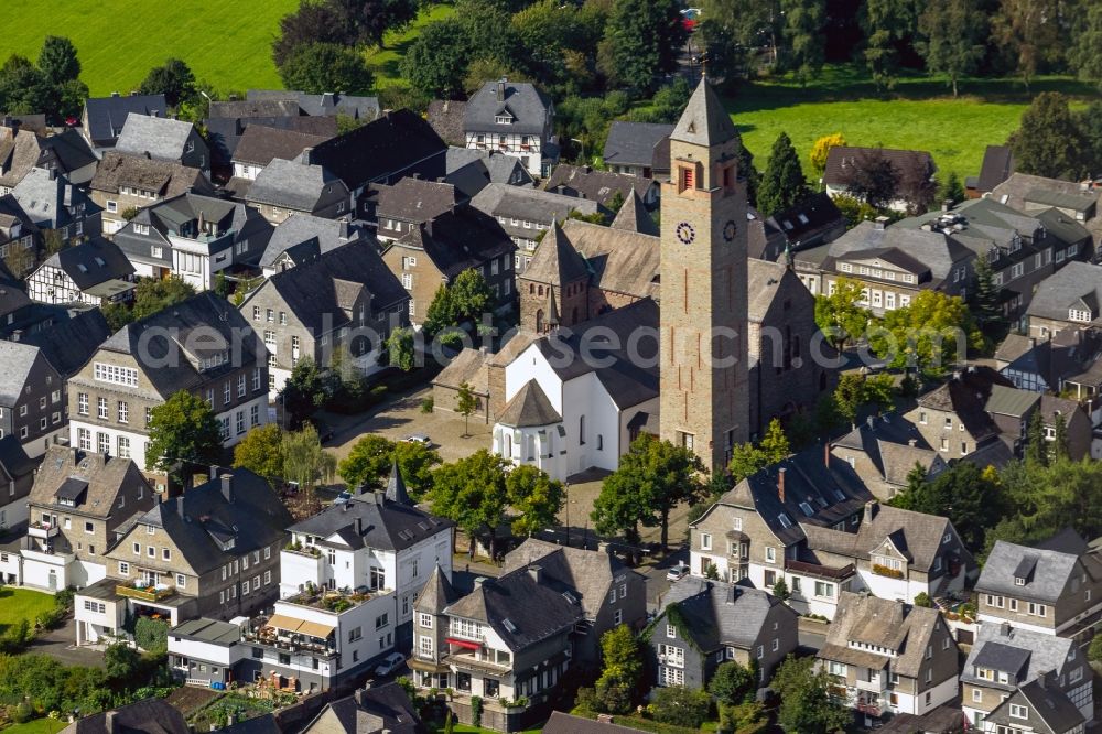 Aerial photograph Schmallenberg - The church St.-Alexan der in the city centre of Schmallenberg in the state North Rhine-Westphalia. The parish church with its noticeable steeple is located on the Kirchplatz in the centre of the town