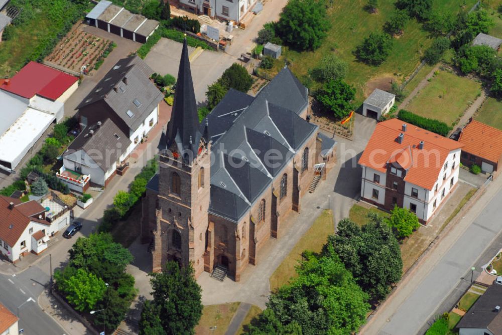 Aerial image Homburg (Saar) - Blick auf die Pfarrkirche St. Andreas im Stadtteil Erbach-Reiskirchen in Homburg. Die Kirche wurde von 1902 bis 1906 im neugotischen bzw. spätgotischem Stil erbaut. St. Andreas ist eine dreischiffige Hallenkirche im spätgotischen Stil. Im Westen wird das Bauwerk durch einen 64 m hohes Turmbauwerk abgeschlossen, im Osten durch einen dreiseitig geschlossenen Chor mit Netzgewölbe. Das Kirchenschiff ist untergliedert in 3 Joche wobei die Decken als Kreuzrippengewölbe ausgebildet sind. In folge dessen finden wir auch drei Fensterachsen mit reichlich Maßwerk, das sich in der Empore fortsetzt. Der Architekt war Wilhelm Schulte. Am 16. Oktober 1904 fand das Fest der Kirchenbenedikation und der Glockenweihe statt. Am 21. November 1904 wurde Erbach-Reiskirchen als Pfarrei unter dem Patronat des bayrischen Königs wieder zur Pfarrei erhoben. Kontakt: Katholische Pfarrgemeinde St. Andreas, Steinbachstr. 60, 66424 Homburg - Erbach/Reiskirchen, Tel.: 06841/78341, E-Mail: Pfarrei-St.Andreas.Homburg@t-online.de